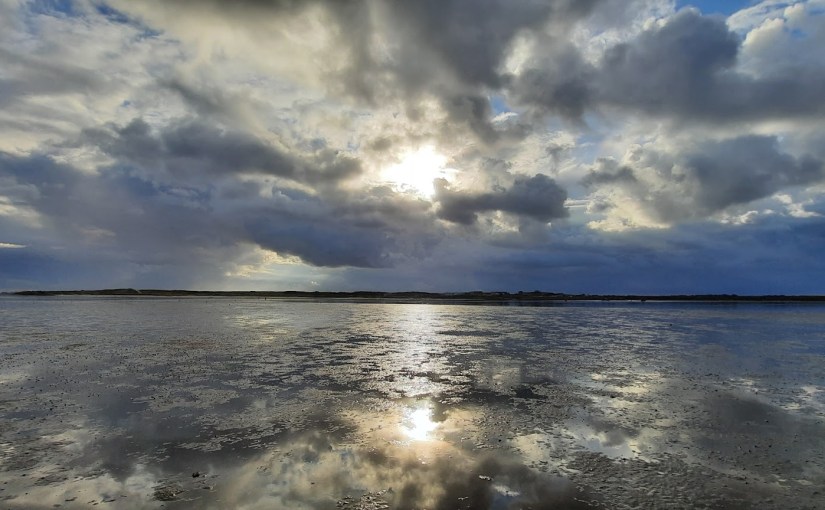 Sun on a cloudy day on the Mokbaai, Texel (Photo: Stuart Pearson)